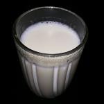 Milch mit Backpulver gegen Ernährungssünden